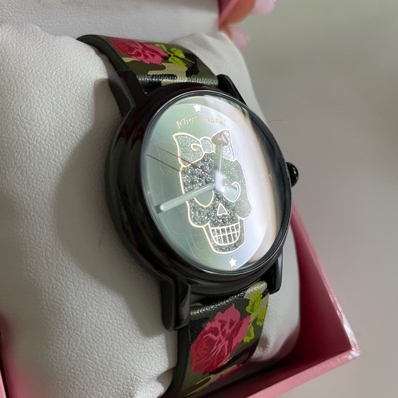 Betsy Johnson skull camo/rose watch timepiece - Picture 8 of 8